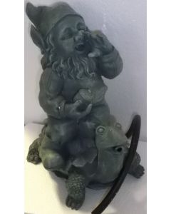 Statua Gnomo seduto su tartaruga